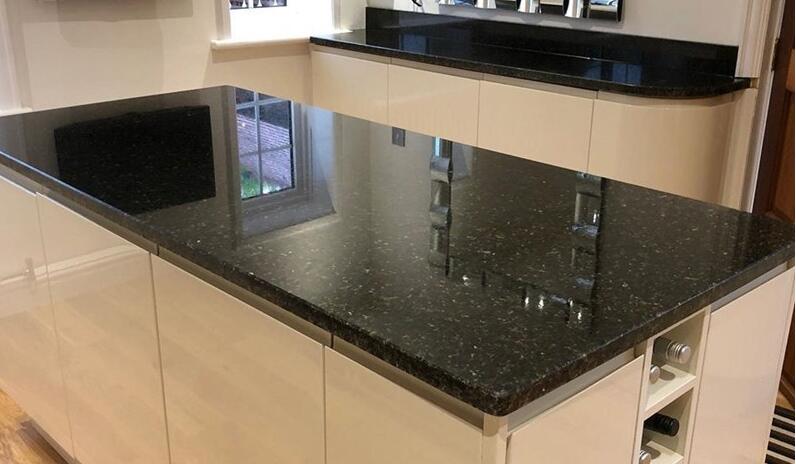 what color cabinets go with black marble countertops？